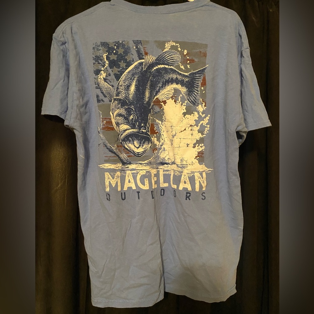 Large Men’s Magellan Outdoors light blue short sleeve cotton shirt